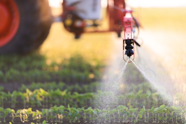 Pulverização de defensivos agrícolas em lavoura de soja para tratar doenças de solo na soja.