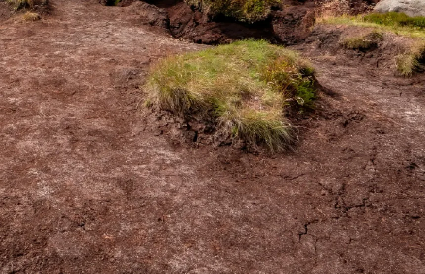 Como ocorre a erosão hídrica? Quais fatores a intensificam?