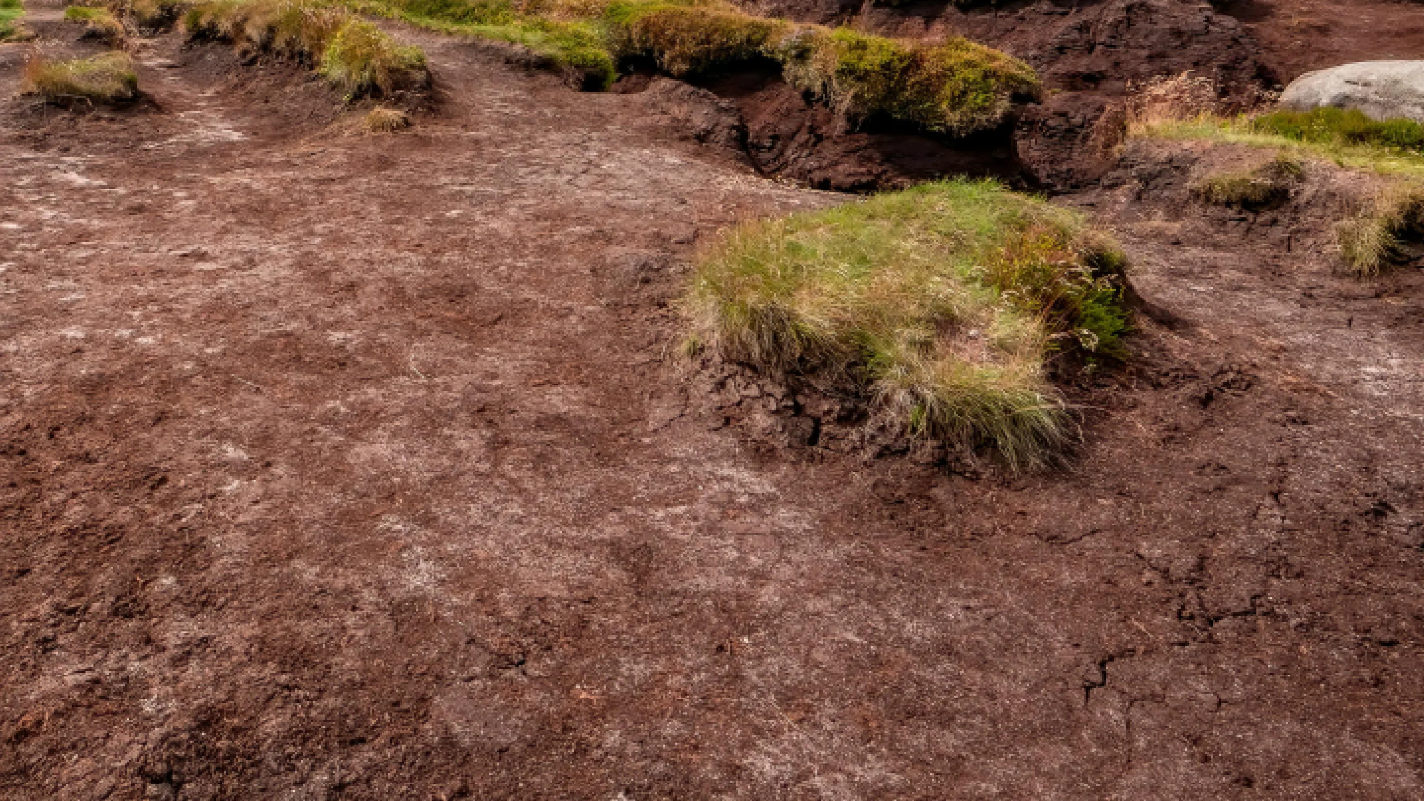 Como ocorre a erosão hídrica? Quais fatores a intensificam?